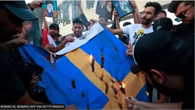 સ્વિડનનો ધ્વજ ઇરાકનની રાજધાની બગદાદમાં પ્રદર્શનકારીઓએ સળગાવ્યો