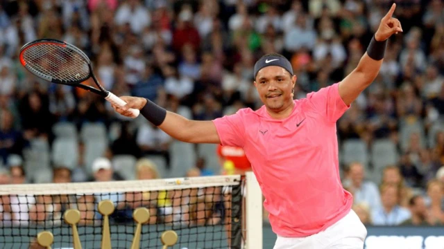 N'umunyarwenya (cyangwa umuhanga mu gusetsa) Trevor Noah ukomoka muri Afurika y'Epfo na we yitabiriye umukino wa tennis wa babiri babiri w'ibyamamare, ku wa gatanu. We na Rafael Nadal batsinzwe n'ikipe ya Roger Federer na Bill Gates washinze kompanyi y'ikoranabuhanga Microsoft.