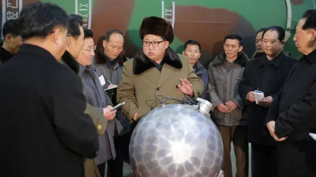 北朝鮮は、模型とみられる核装置を視察する金第1書記を撮影した写真を公表した