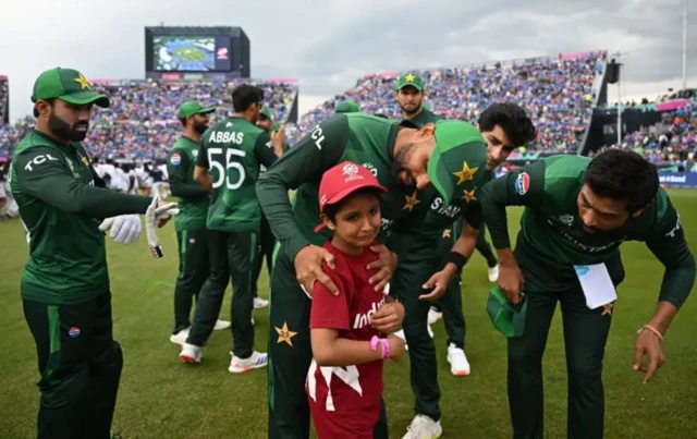 டி20 உலகக் கோப்பையில் இருந்து வெளியேறிய பாகிஸ்தான் : கேப்டன் பதவியில் இருந்து பாபர் அசாம் விலகுகிறாரா?