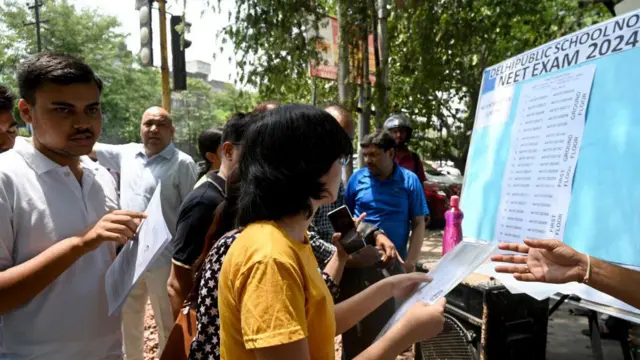 நீட் தேர்வை மீண்டும் நடத்தக் கோரும் மாணவர்கள்