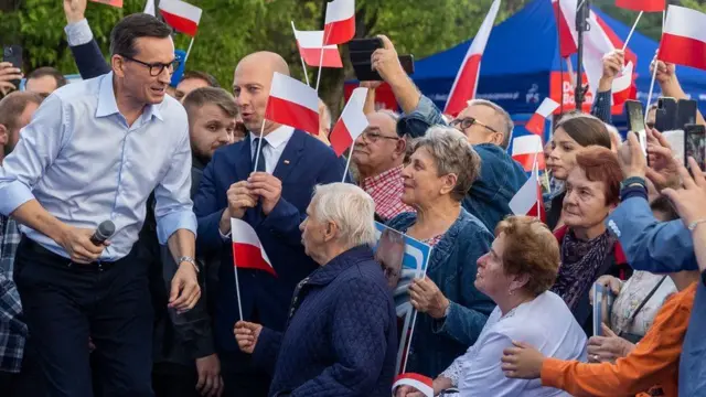 برخی تحلیلگران رفتار لهستان را ناشی از انگیزه‌های سیاسی در آستانه انتخابات ملی آتی می‌دانند