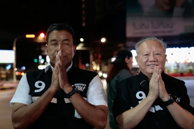 ชัชชาติ กับ ต่อศักดิ์ โชติมงคล อดีตประธานที่ปรึกษาผู้ว่าฯ ในระหว่างหาเสียงช่วงโค้งสุดท้าย