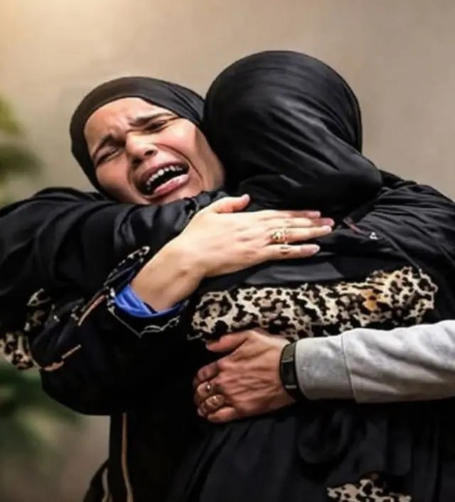 ندى ترتمي في أحضان والدتها، في أول لقاء يجمعهما بعد فراق 12 عاما