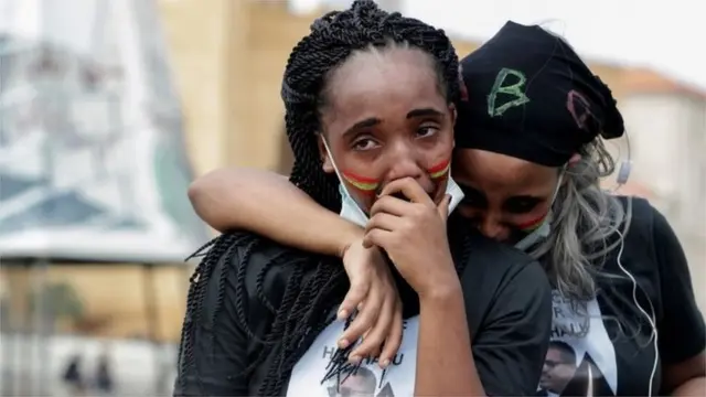 فتاتان تبكيان