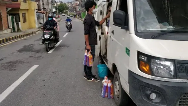 केही प्रतिबन्धहरू फुकुवा गरिएको छ