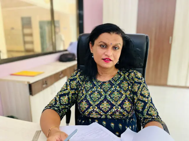 ઓફિસમાં બીજલ મહેતાની તસવીર