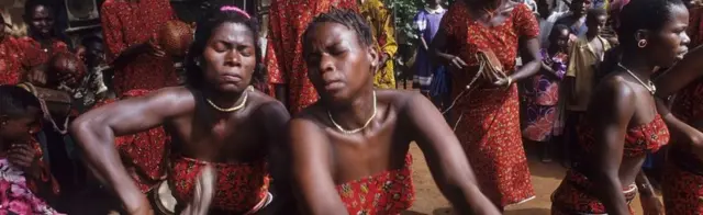 Ụmụnwaanyị na-agba egwu