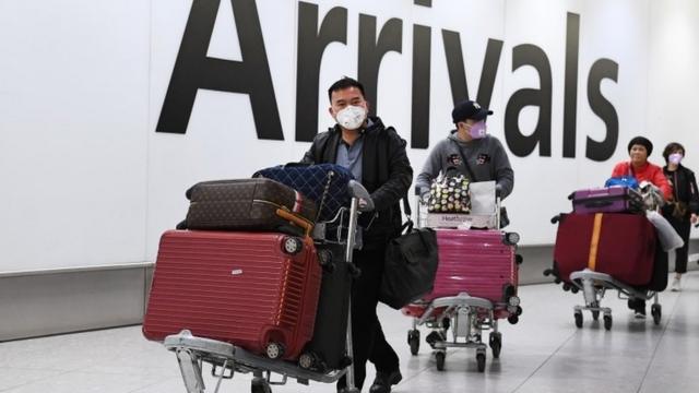 中国旅客抵达伦敦