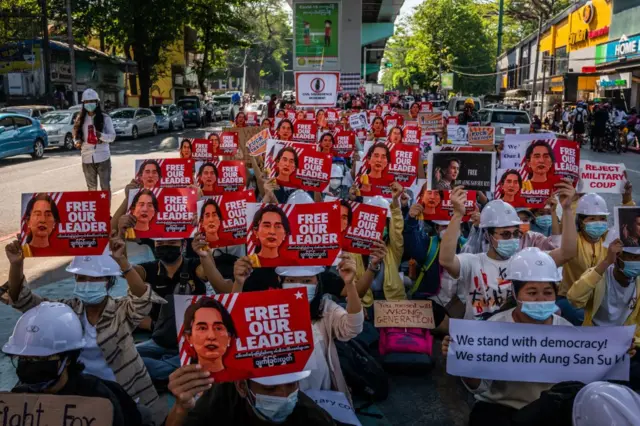 ဒေါ်အောင်ဆန်းစုကြည် ကို ပြန်လွှတ်ပေးဖို့ ဆန္ဒပြကြသူတွေ