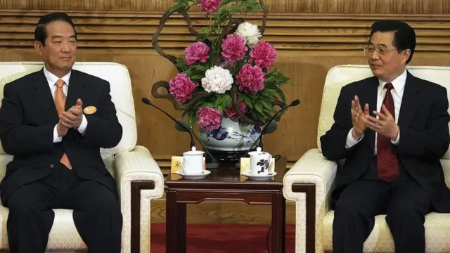 宋楚瑜(左)、胡锦涛