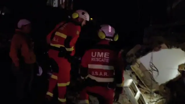 Efectivos de la Unidad Militar de Emergencias española buscan sobrevivientes entre los restos de un edificio derribado por los terremotos en La Guaira. 
