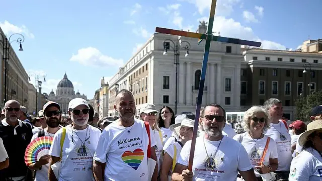 Pielgrzymi maszerują obok Świętych Drzwi Bazyliki Świętego Piotra podczas jubileuszu LGBT w Watykanie, 6 września 2025 r. Po raz pierwszy w Watykanie ponad tysiąc katolików LGBTQ i ich zwolenników organizuje w ten weekend pielgrzymkę