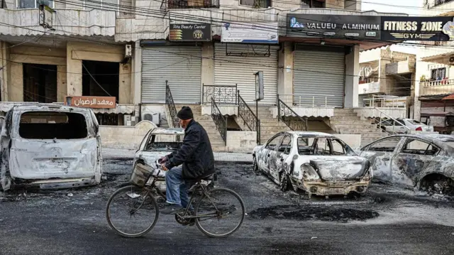 محال محترقة في مدينة اللاذقية.