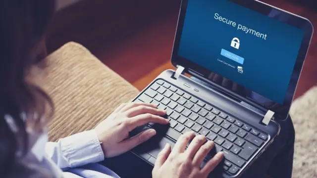 ઇન્ટરનેટનો ઉપયોગ કરતી મહિલા