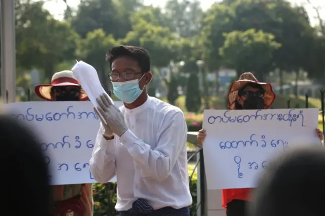 ရွေးကောက်ပွဲကော်မရှင်ကို ဆန္ဒပြသူတွေ