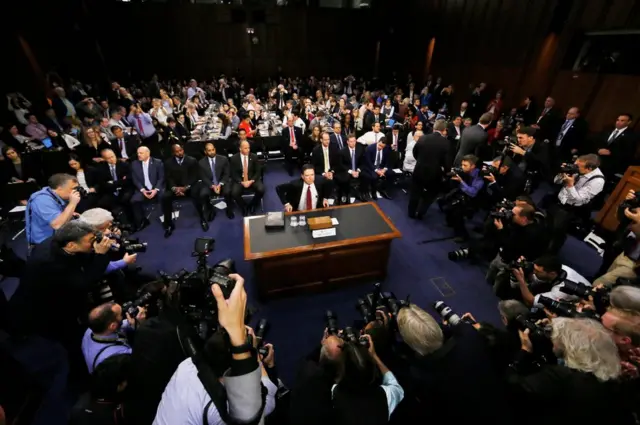 Cựu giám đốc FBI James Comey điều trận trước Ủy ban Tình báo Thượng viện Mỹ, kể lại một loạt cuộc trao đổi giữa ông và Tổng thống Donald Trump trước khi ông bị sai thải.