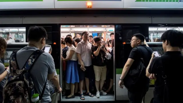 การเบียดเสียดในรถไฟฟ้าใต้ดินเป็นเรื่องปกติในชั่วโมงเร่งด่วนของชาวเซี่ยงไฮ้