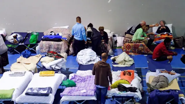 Geceyi okulda geçiren depremzedeler