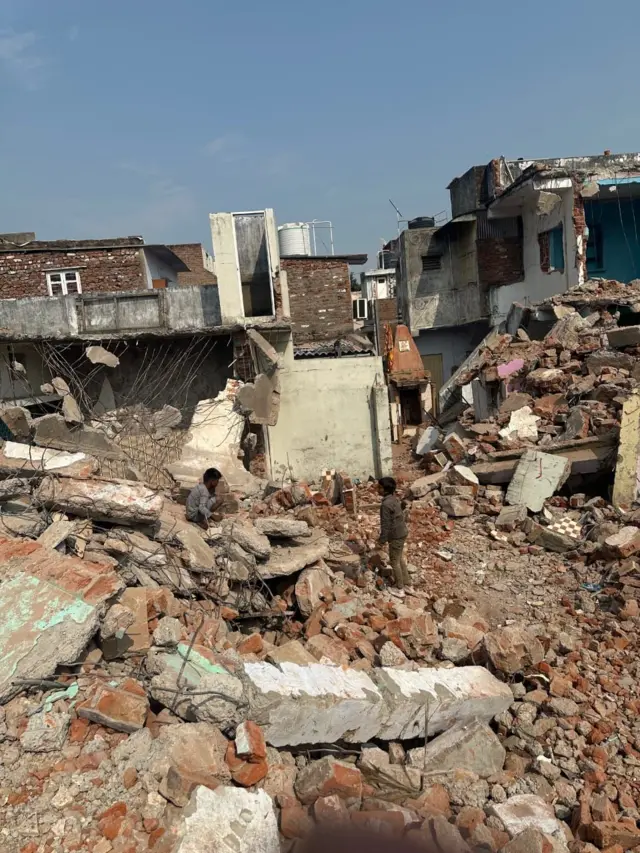 અમદાવાદ ડિમોલિશન, ગુજરાત, બીબીસી ગુજરાતી, ગુજરાત પોલીસ, અમદાવાદ મ્યુનિસિપલ કૉર્પોરેશન, અમદાવાદમાં દબાણ