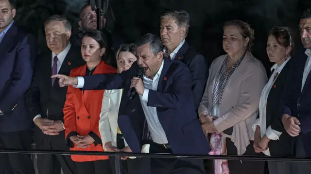 Özgür Özel karar sonrası CHP Genel Merkezi önünde destekçilerine hitap ediyor (22 Mayıs 2026)