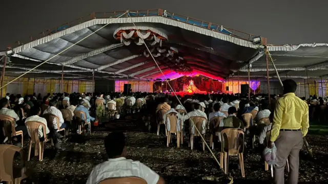 'भयंकराच्या दरवाजात कोण?' हे नाटक पाहण्यासाठी जमलेले लोक