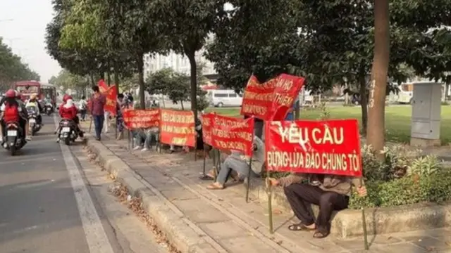 Bà con Thủ Thiêm biểu tình đòi đất