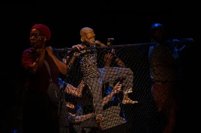 A Afirka ta Kudu, wasu suna kwatan jaruman shirin Michael K a lokacin da suke gwajin shirin Life & Times na Michael K a birnin Johannesburg a ranar Wednesday.