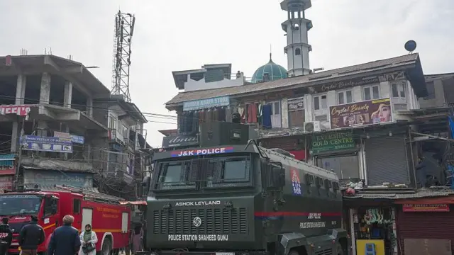 जम्मू कश्मीर पुलिस वैन