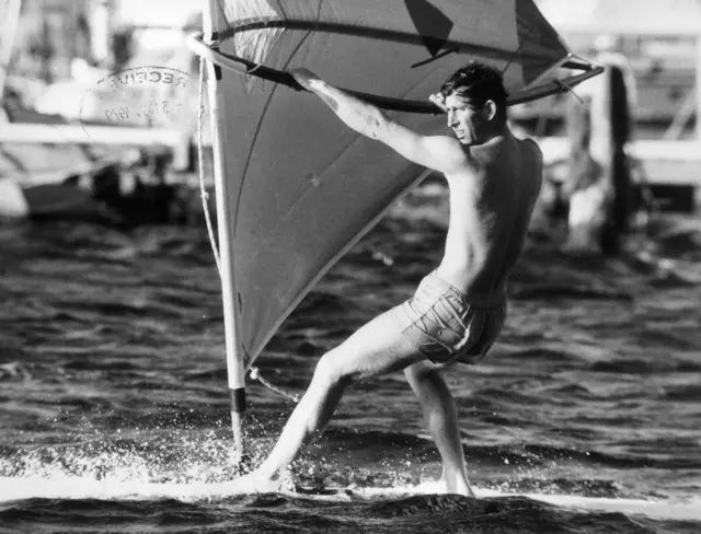 Rei Charles 3º praticando windsurf em 1979