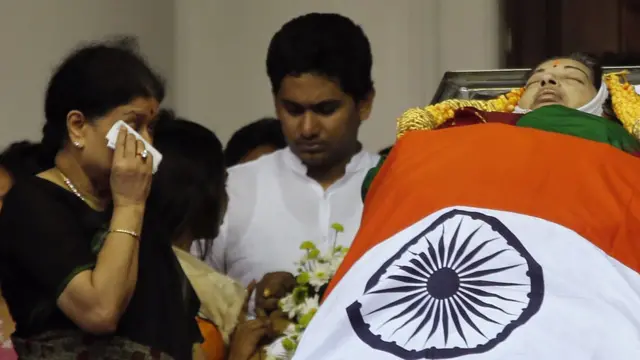 अन्नाद्रमुक ने शशिकला को पार्टी की कमान सौंप दी है.