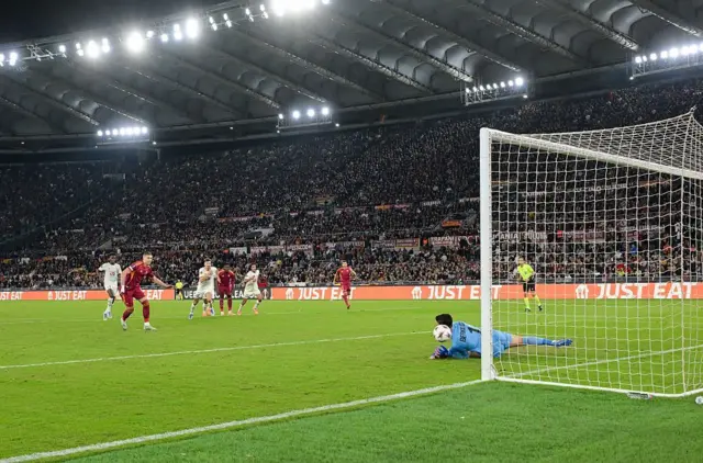 Berke ikinci penaltıyı çıkarıyor, top auta gidiyor