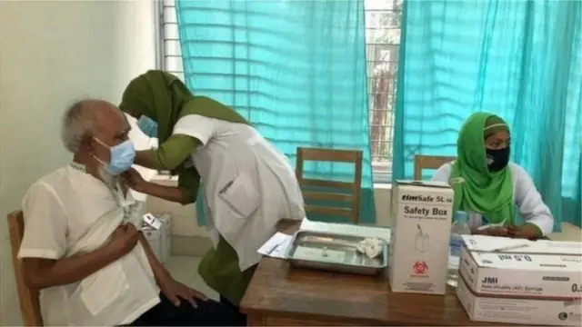 ঢাকার একটি হাসপাতালে টিকা দেয়া হচ্ছে। (ফাইল ফটো)