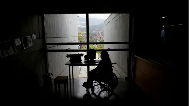 Mujer en silla de ruedas