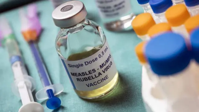 የክትባት መርፌ እና ብልቃጥ