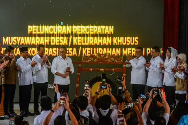 Menko Bidang Pangan Zulkifli Hasan (keempat kiri), Menteri Kelautan dan Perikanan Sakti Wahyu Trenggono (ketiga kiri), Menteri Desa dan Pembangunan Daerah Tertinggal (Mendes PDT) Yandri Susanto (kedua kiri), Wakil Menteri Perdagangan Dyah Roro Esti Widya Putri (kedua kanan), Wakil Menteri Desa dan Pembangunan Daerah Tertinggal Ahmad Riza Patria (ketiga kanan), Gubernur Banten Andra Soni (keempat kanan), dan Bupati Pandeglang Raden Dewi Setiani (kanan) meluncurkan Koperasi Desa/Kelurahan Merah Putih di Desa Kertasana, Pandeglang, Banten, Kamis (8/5/2025). Koperasi Desa/Kelurahan yang dapat memberikan akses pinjaman hingga Rp5 miliar tersebut sebagai upaya pemerintah dalam meningkatkan ekonomi masyarakat dengan mengembangkan usahanya di perdesaan khususnya untuk sektor pangan, perikanan, pertanian, dan UMKM.