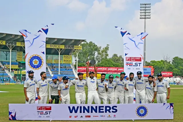 কানপুরে দ্বিতীয় টেস্ট তথা সিরিজ জিতে নেওয়ার পর ট্রফি নিয়ে ভারতীয় দলের সেলিব্রেশন