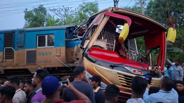 সংঘর্ষের পর বাসটিকে প্রায় আধা কিলোমিটার টেনে নিয়ে যায় ট্রেনটি 