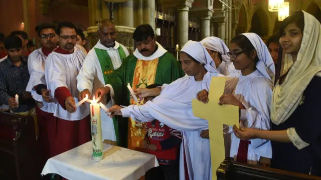 ชาวคริสเตียนปากีสถานร่วมกันจุดเทียนไว้อาลัยต่อเหยื่อที่เสียชีวิตในเหตุการณ์ระเบิดที่เมืองลาฮอร์ของปากีสถาน