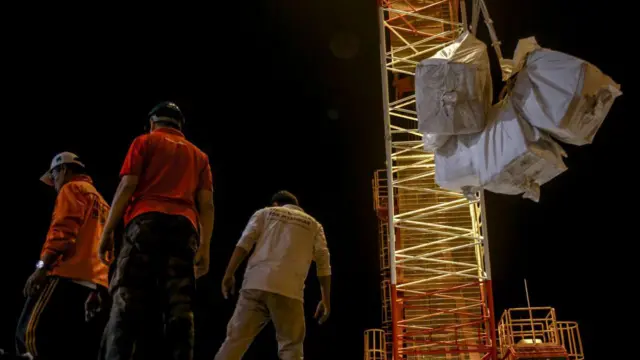 သီလဝါစက်မှုဇုန်ထဲက အလုပ်လုပ်နေတဲ့မြင်ကွင်း (ပုံဟောင်း)