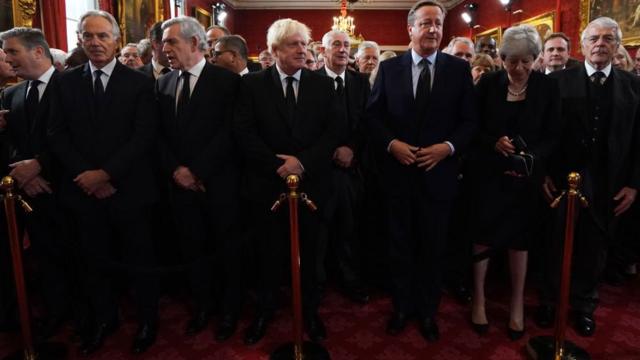 O líder trabalhista Keir Starmer e os ex-primeiros ministros britânicos Tony Blair, Gordon Brown, Boris Johnson, David Cameron, Theresa May and John Major participaram da proclamação do rei Charles 3º