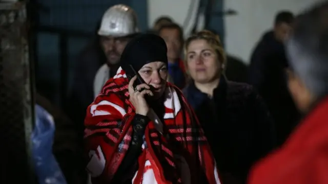 Una mujer al teléfono