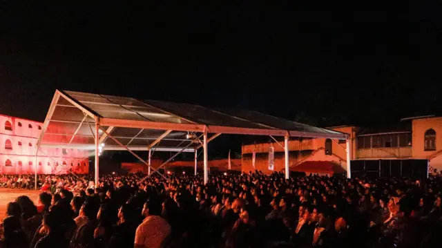 ප්‍රසංගය නැරඹීමට බෝගම්බර බන්ධනාගාර භූමියට පැමිණ සිටි රසික පිරිස