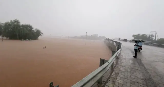 उल्हासनदीची इशारा पातळीकडे वाटचाल. बदलापूर येथील वाहतुकीसाठीचा पूल बंद करण्यात आला.