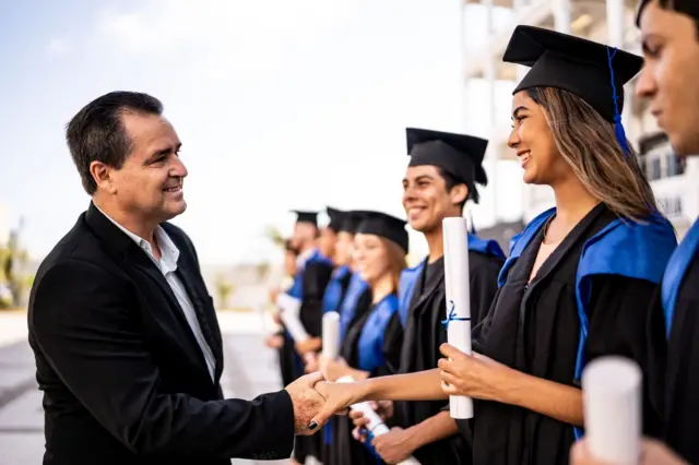 Maestro dando diplomas