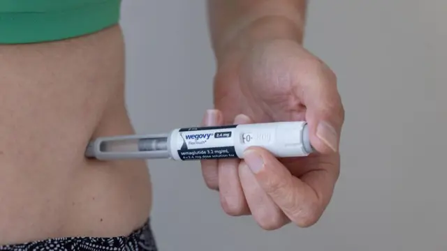 Pessoa aplicando injeção de Wegovy na barriga