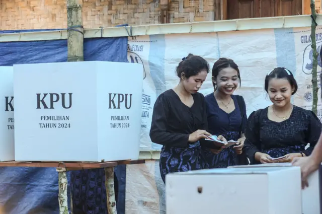 Remaja Suku Badui bersiap memasukkan kertas suara usai mencoblos di TPS 02 Desa Kanekes, Lebak, Banten, Rabu (27/11/2024). 