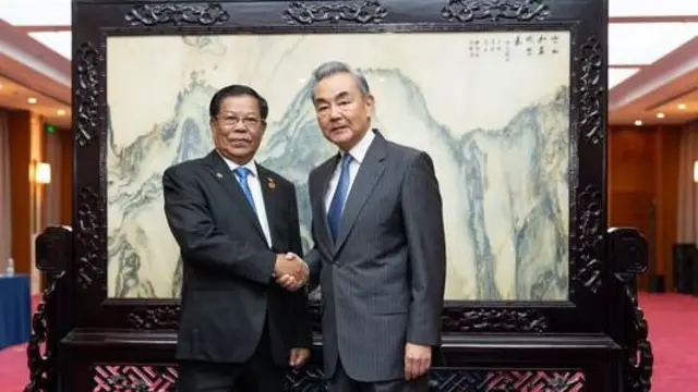 မဲခေါင်-လန်ချန်း ပူးပေါင်းဆောင်ရွက်မှု နိုင်ငံခြားရေးဝန်ကြီးများ အစည်းအဝေးမှာ သီးခြားတွေ့ဆုံခဲ့တဲ့ တရုတ်နိုင်ငံခြားရေးဝန်ကြီး ဝမ်ယိနဲ့ စစ်ကော်မရှင်နိုင်ငံခြားရေးဝန်ကြီး ဦးသန်းဆွေ 