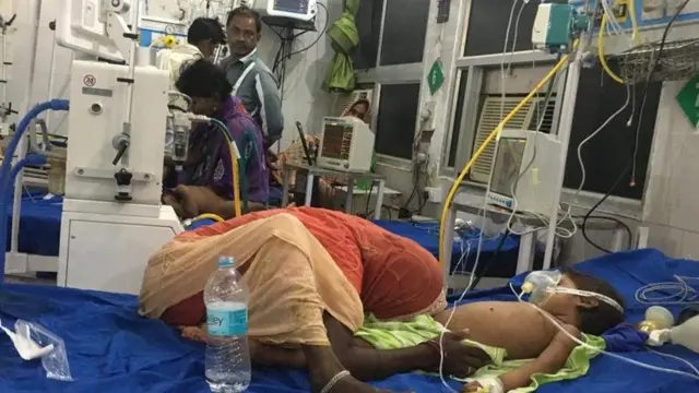 अस्पताल में भर्ती बच्चा