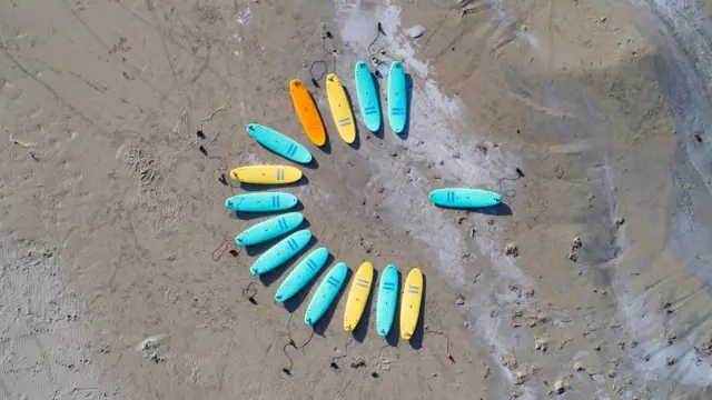 Доски лежат на побережье